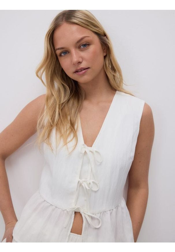 Reserved - Kamizelka z lyocellem - biały. Kolor: biały. Materiał: tkanina