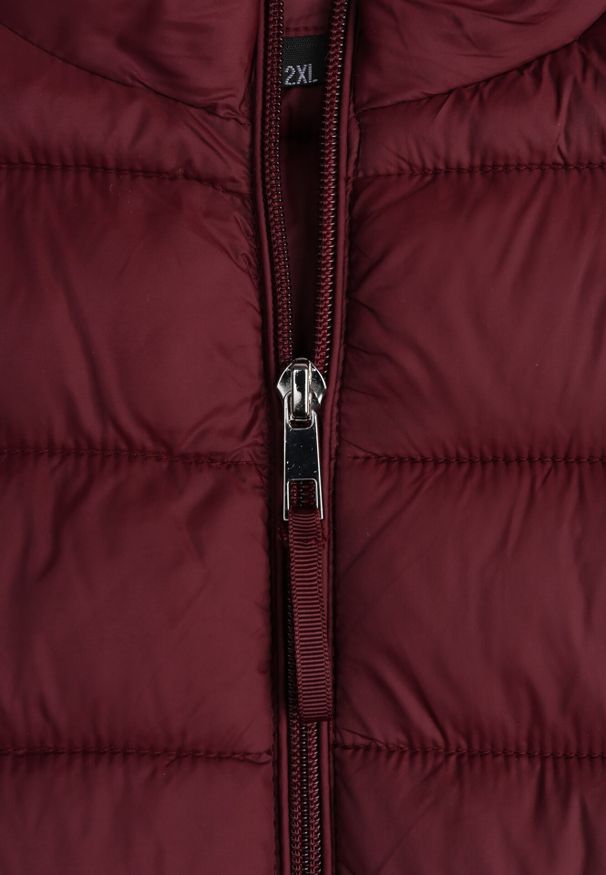 Born2be - Bordowa Pikowana Kamizelka Przejściowa ze Stójką Edanwen. Typ kołnierza: kołnierzyk stójkowy. Kolekcja: plus size. Kolor: czerwony. Materiał: jeans, nylon. Styl: klasyczny