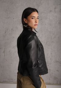 Renee - Czarna Kurtka w Stylu Gładkiej Ramoneski z Dekoltem Crew Neck Issanore. Okazja: na co dzień. Kolor: czarny. Materiał: skóra, poliester. Wzór: gładki. Styl: casual, klasyczny #6