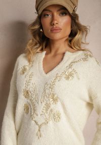 Renee - Jasnobeżowy Sweter z Wełną i Metalicznym Wzorem w Kwiaty Senithea. Okazja: na co dzień. Kolor: beżowy. Materiał: wełna. Długość rękawa: długi rękaw. Długość: długie. Wzór: kwiaty. Sezon: jesień, wiosna. Styl: casual, elegancki