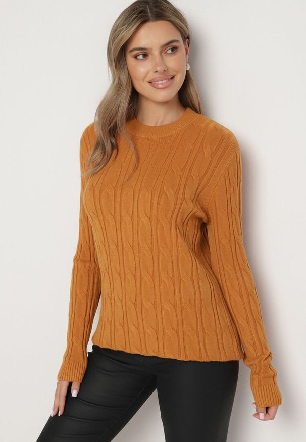 Born2be - Jasnobrązowy Sweter z Wiskozą i Ozdobnym Splotem Savria. Kolor: brązowy. Materiał: wiskoza. Wzór: ze splotem. Sezon: zima