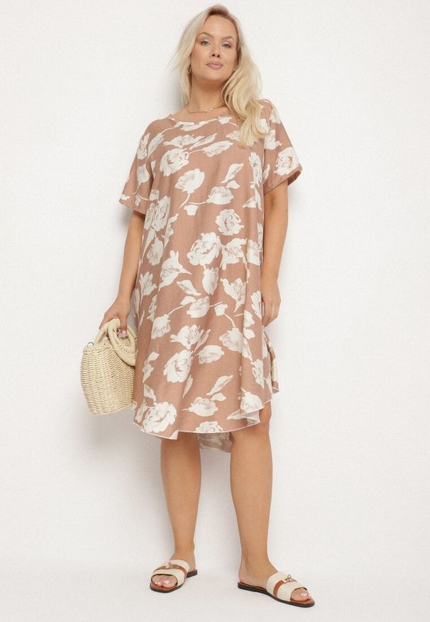 Born2be - Ciemnobeżowa Pudełkowa Wiskozowa Sukienka ze Wzorem Kwiatów Aranessa. Okazja: na co dzień. Kolor: beżowy. Materiał: wiskoza. Wzór: kwiaty. Typ sukienki: proste. Styl: klasyczny, casual, elegancki, boho