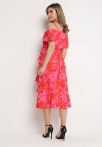 Born2be - Czerwono-Różowa Rozkloszowana Sukienka Midi Hiszpanka w Kwiaty Mirentta. Typ kołnierza: dekolt hiszpanka. Kolor: czerwony. Wzór: kwiaty. Typ sukienki: rozkloszowane. Styl: boho. Długość: midi #4
