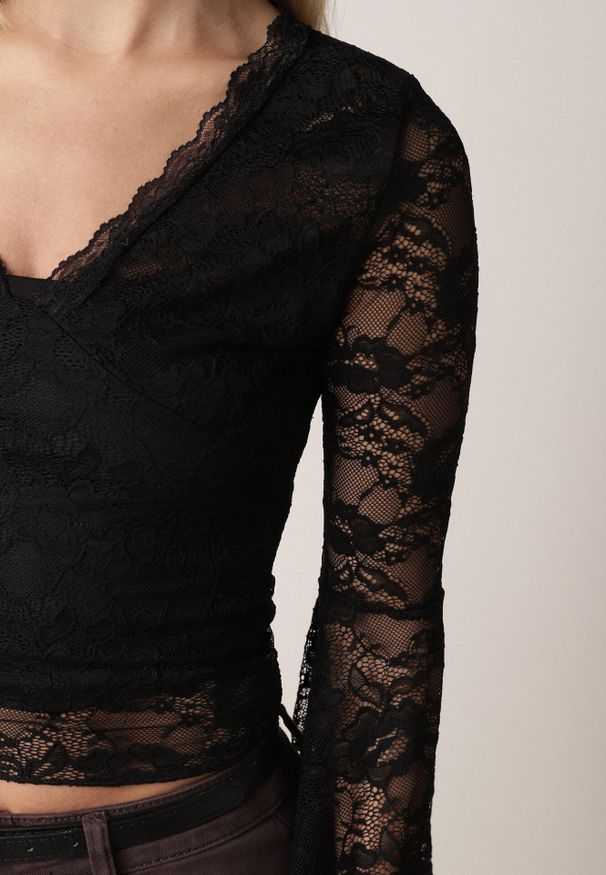 Born2be - Czarna Koronkowa Bluzka z Rozkloszowanymi Długimi Rękawami Ablea. Okazja: na imprezę, na co dzień. Kolor: czarny. Materiał: koronka. Długość rękawa: długi rękaw. Długość: długie. Styl: casual, elegancki