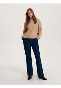 Reserved - Sweter z warkoczowym splotem - beżowy. Kolor: beżowy. Materiał: dzianina. Wzór: ze splotem. Styl: klasyczny #1