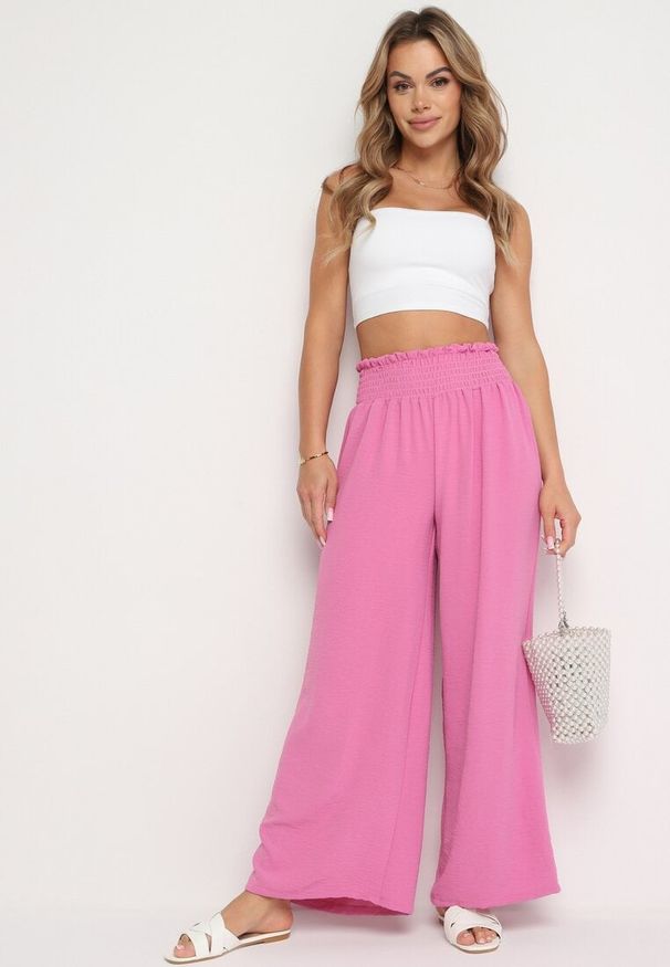 Born2be - Różowe Szerokie Spodnie z Wysokim Stanem Wykończone Gumką w Pasie Risinassa. Okazja: na spotkanie biznesowe. Stan: podwyższony. Kolor: różowy. Styl: biznesowy