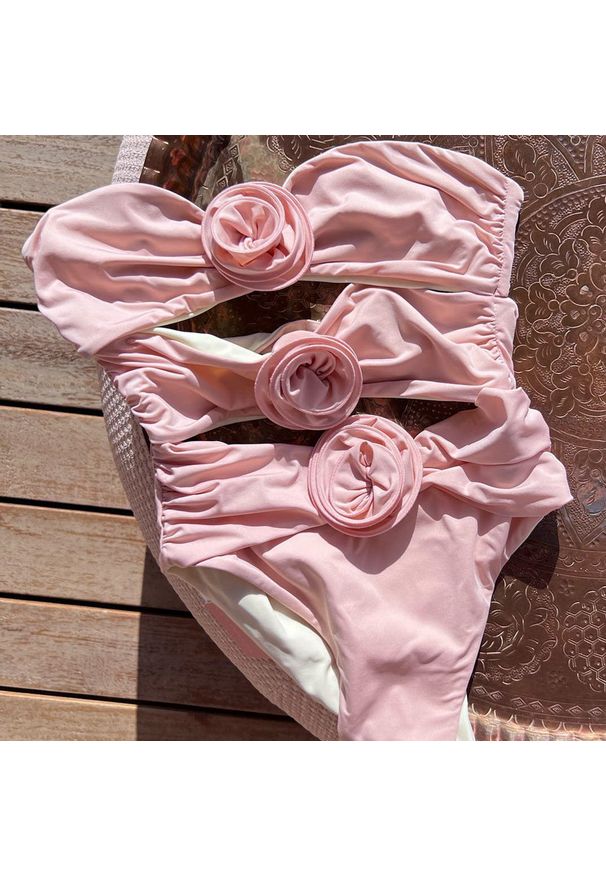 Intica - Jednoczęściowy kostium kąpielowy z florystycznym wzorem na lato Charlot. Kolor: różowy. Materiał: materiał. Wzór: kwiaty