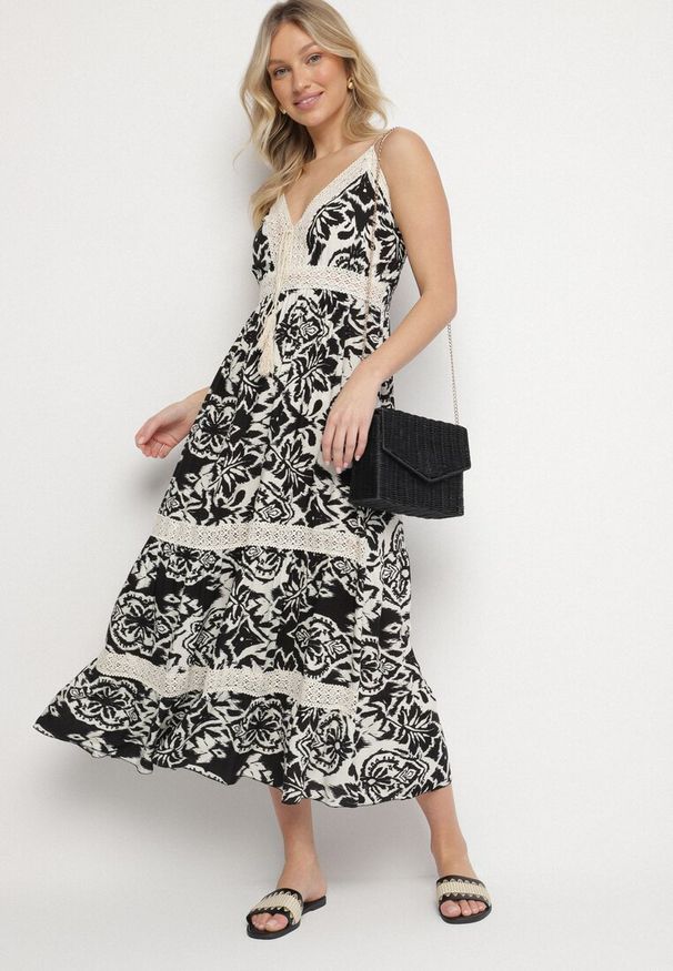 Born2be - Czarna Bawełniana Sukienka Rozkloszowana w Etniczny Wzór z Koronką Taliosha. Okazja: na co dzień. Typ kołnierza: dekolt w kształcie V. Kolor: czarny. Materiał: bawełna, koronka. Długość rękawa: na ramiączkach. Wzór: koronka. Styl: casual, elegancki