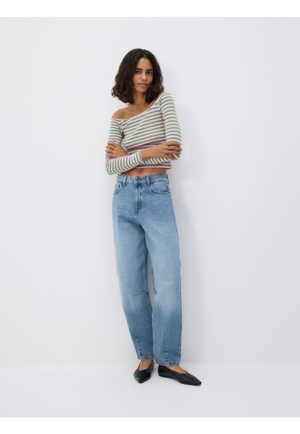 Reserved - Jeansy barrel leg - niebieski. Kolor: niebieski