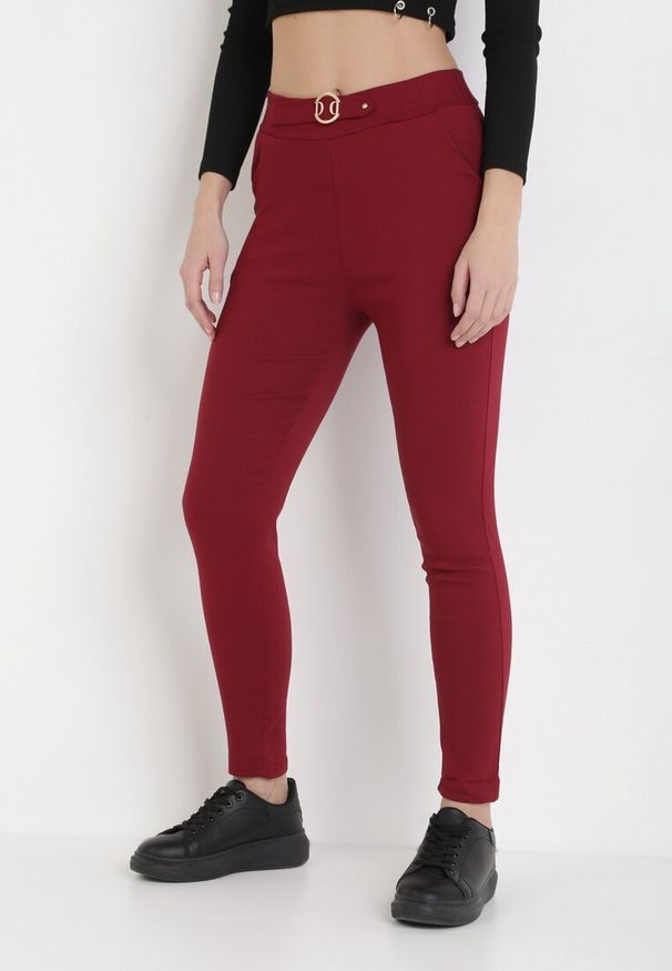 Born2be - Bordowe Spodnie Skinny Aeliyah. Kolor: czerwony. Materiał: polar. Długość: długie. Wzór: aplikacja