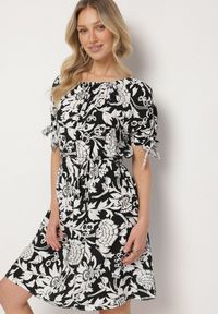 Born2be - Czarna Bawełniana Sukienka w Ornamentalne Rośliny z Wiązaniem Przy Rękawach Tosvena. Okazja: na co dzień, na spacer, na imprezę. Kolor: czarny. Materiał: bawełna. Styl: casual, elegancki #1