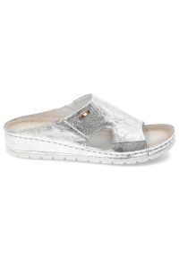 Srebrne Klapki Armodo Wygodne Obuwie Damskie. Okazja: na co dzień. Kolor: srebrny. Materiał: skóra. Styl: wizytowy, casual, glamour #7