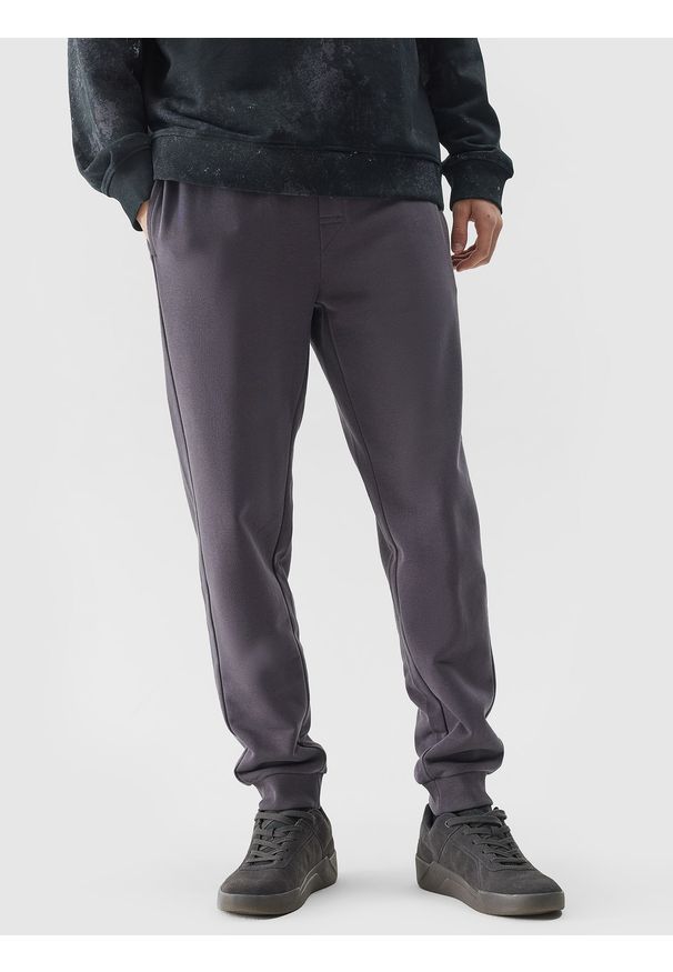 4f - 4F Spodnie dresowe joggery męskie - grafitowe M. Kolor: szary. Materiał: dresówka. Wzór: ze splotem, napisy, gładki