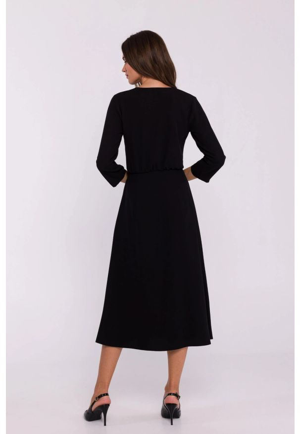 Stylove - Elegancka sukienka rozkloszowana kopertowy dekolt czarna. Typ kołnierza: dekolt kopertowy. Kolor: czarny. Materiał: elastan, tkanina. Wzór: aplikacja. Typ sukienki: kopertowe. Styl: elegancki