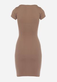 Born2be - Brązowa Bawełniana Sukienka Mini z Ozdobnym Dekoltem Grandria. Kolor: brązowy. Materiał: bawełna. Długość rękawa: krótki rękaw. Wzór: prążki. Długość: mini
