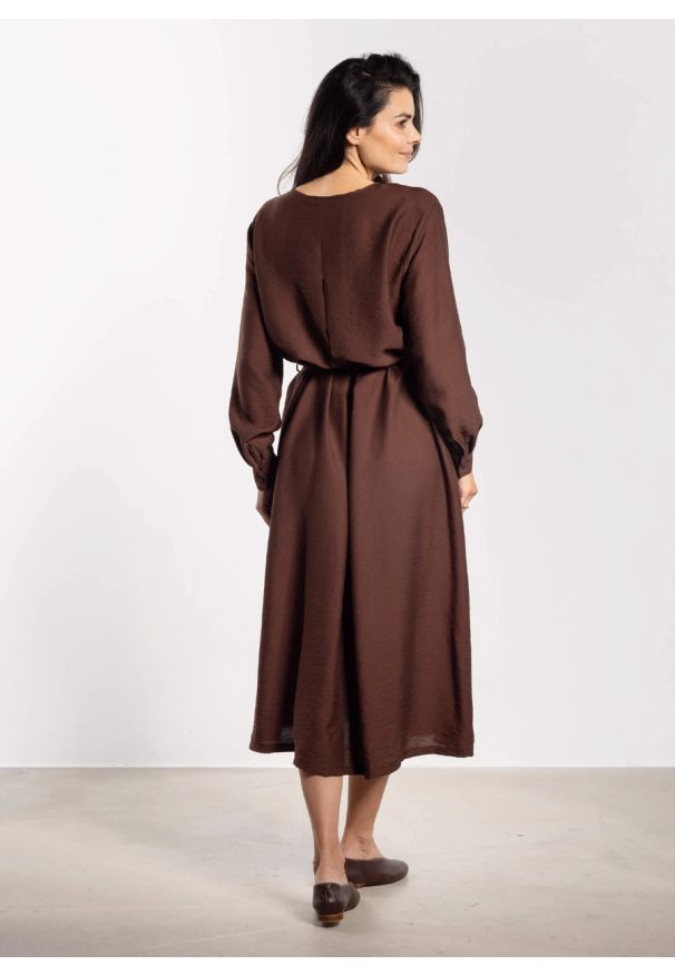 Infinite You - Elegancka sukienka rozkloszowana z długim rękawem brązowa. Kolor: brązowy. Długość rękawa: długi rękaw. Styl: elegancki