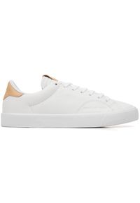 Buty New Balance CT210WPC - białe. Kolor: biały. Materiał: guma, materiał, skóra. Szerokość cholewki: normalna. Sezon: lato. Styl: klasyczny. Sport: tenis #1