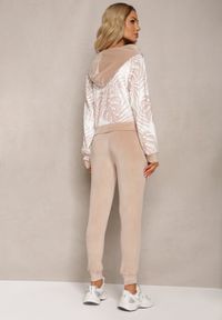 Renee - Ciemnobeżowy Welurowy Komplet Dresowy z Wzorzystą Bluzą z Kapturem i Joggerami Rouviana. Kolor: beżowy. Materiał: dresówka, welur #3