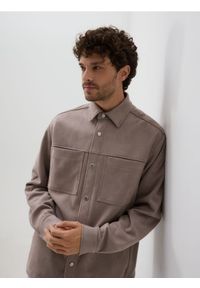 Reserved - Koszula comfort z imitacji zamszu - beżowy. Kolor: beżowy. Materiał: zamsz #1
