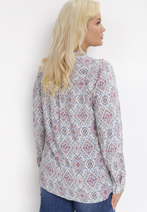 Born2be - Jasnobeżowo-Niebieska Bluzka Actinna. Typ kołnierza: kołnierzyk stójkowy. Kolekcja: plus size. Kolor: beżowy. Materiał: tkanina. Długość rękawa: długi rękaw. Długość: długie. Wzór: aplikacja, gładki