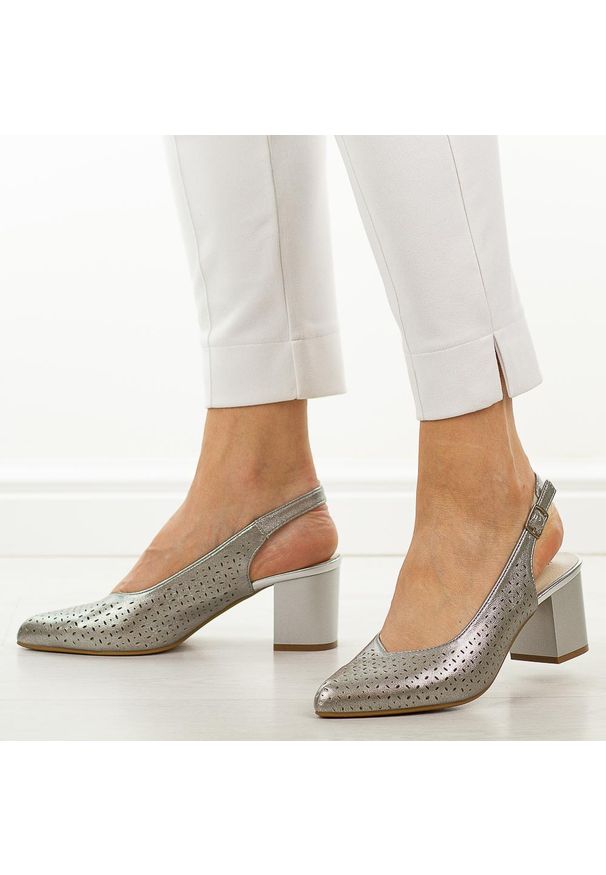 Srebrne ażurowe czółenka damskie M.Daszyński 2263A-7. Okazja: na co dzień, na imprezę. Kolor: srebrny. Materiał: skóra. Szerokość cholewki: normalna. Wzór: ażurowy. Sezon: wiosna, lato. Obcas: na słupku. Styl: casual, elegancki, klasyczny, wizytowy