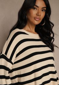 Renee - Kremowo-Czarny Sweter Oversize w Paski Kalitusa. Okazja: na co dzień. Kolor: czarny. Materiał: jeans. Wzór: paski. Styl: casual #3