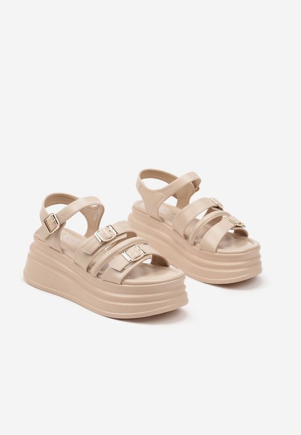 Born2be - Beżowe Sandały z Klamerkami na Platformie z Tłoczeniami w Rockowym Stylu Alimindra. Nosek buta: otwarty. Kolor: beżowy. Materiał: jeans. Wzór: aplikacja. Sezon: lato. Obcas: na platformie. Styl: rockowy