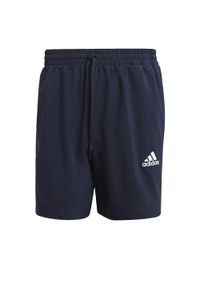 Adidas - Krótki adidas Aeroready Essentials Chelsea Linear Logo. Kolor: biały, niebieski, wielokolorowy. Długość: krótkie. Sport: fitness