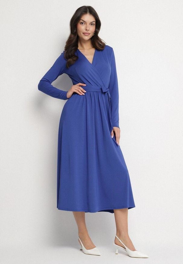 Born2be - Niebieska Sukienka Kopertowa z Wiskozą Wiązana w Talii Drestalia. Okazja: na co dzień. Typ kołnierza: dekolt w kształcie V. Kolor: niebieski. Materiał: wiskoza. Długość rękawa: długi rękaw. Typ sukienki: kopertowe. Styl: casual, klasyczny