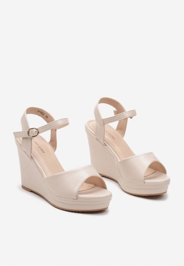 Born2be - Beżowe Sandały na Koturnie Zapinane przy Kostce Illoria. Okazja: na co dzień. Kolor: beżowy. Materiał: len. Obcas: na koturnie. Styl: klasyczny, elegancki, casual
