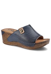 Granatowe Klapki Pollonus Damskie Skórzane Buty. Kolor: niebieski. Materiał: skóra. Wzór: aplikacja. Obcas: na koturnie. Styl: klasyczny, elegancki #1