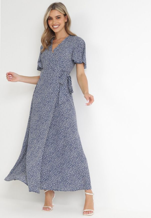 Born2be - Granatowa Sukienka Theminophe. Okazja: na co dzień. Kolor: niebieski. Materiał: wiskoza, materiał, tkanina. Wzór: kropki. Typ sukienki: rozkloszowane, kopertowe, proste. Styl: casual. Długość: maxi