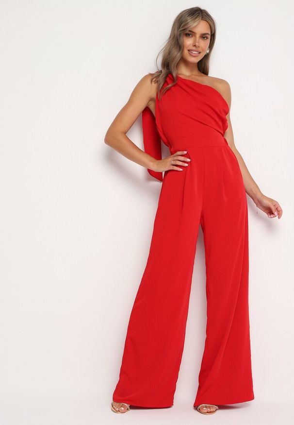 Born2be - Czerwony Kombinezon Asymetryczny na Jedno Ramię z Dwoma Kieszeniami Benama. Okazja: na randkę, na imprezę, na wesele, na ślub cywilny. Kolor: czerwony