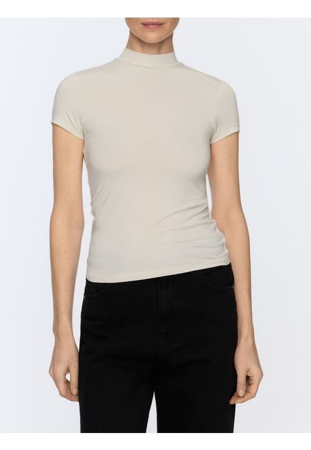 Reserved - T-shirt z włóknami bambusowymi - złamana biel. Materiał: włókno