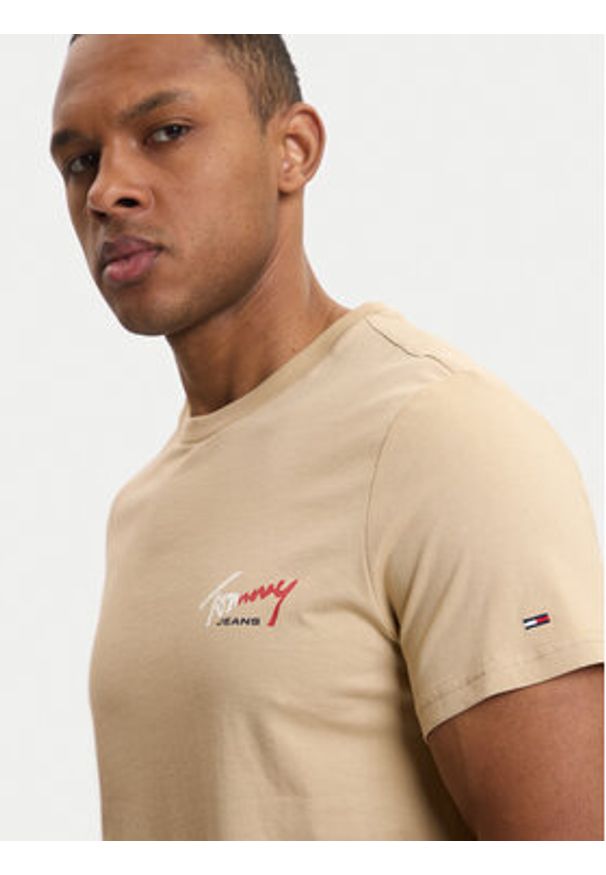 Tommy Jeans T-Shirt DM0DM22538 Beżowy Slim Fit. Kolor: beżowy. Materiał: bawełna