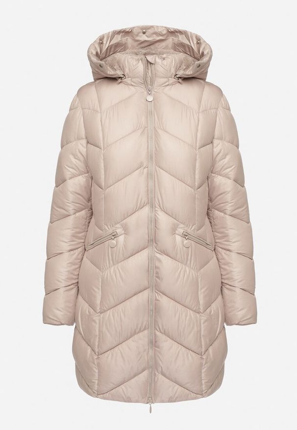 Born2be - Beżowa Pikowana Kurtka o Taliowanym Kroju z Kapturem i Futrzaną Podszewką Emithalla. Okazja: na co dzień. Typ kołnierza: kaptur. Kolor: beżowy. Materiał: futro. Długość rękawa: długi rękaw. Długość: długie. Styl: elegancki, klasyczny, casual