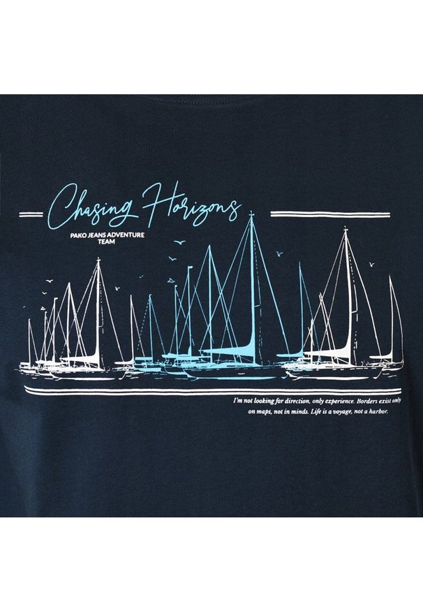 Męska Koszulka (T-Shirt) - Pako Jeans - Granatowa, Motyw Regatowy, Żeglarski. Okazja: na co dzień. Kolor: niebieski. Materiał: bawełna. Wzór: nadruk. Styl: casual