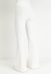 Born2be - Białe Spodnie Dzwony z Gumką w Pasie Dallagti. Kolor: biały. Styl: elegancki #2