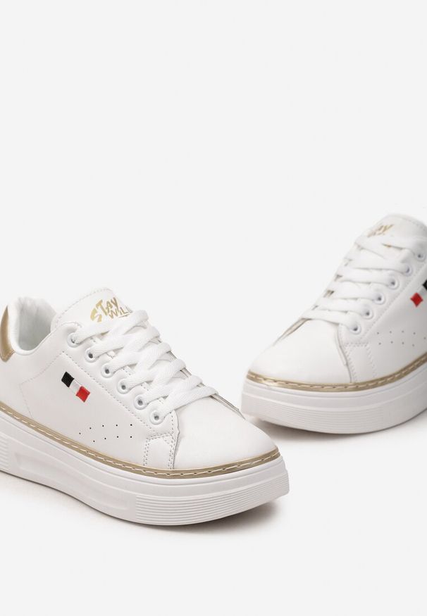 Born2be - Biało-Złote Sneakersy na Platformie z Klasycznym Sznurowaniem i Kontrastową Lamówką Airuqa. Nosek buta: okrągły. Zapięcie: sznurówki. Kolor: biały. Obcas: na platformie. Wysokość obcasa: niski