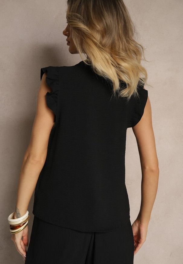 Renee - Czarna Koszula z Ozdobnymi Falbankami Arilene. Okazja: na co dzień. Typ kołnierza: kołnierz z falbankami. Kolor: czarny. Materiał: jeans. Styl: casual