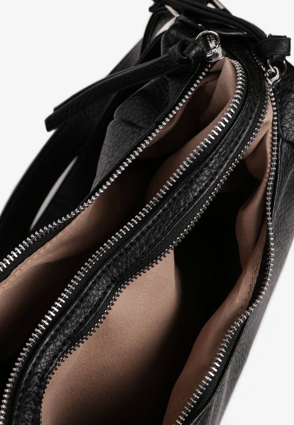Renee - Czarna Torebka Hobo z Paskiem z Możliwością Regulacji Zdobiona Suwakami Tenina. Kolor: czarny. Wzór: aplikacja. Materiał: zdobione. Styl: biznesowy, elegancki, casual
