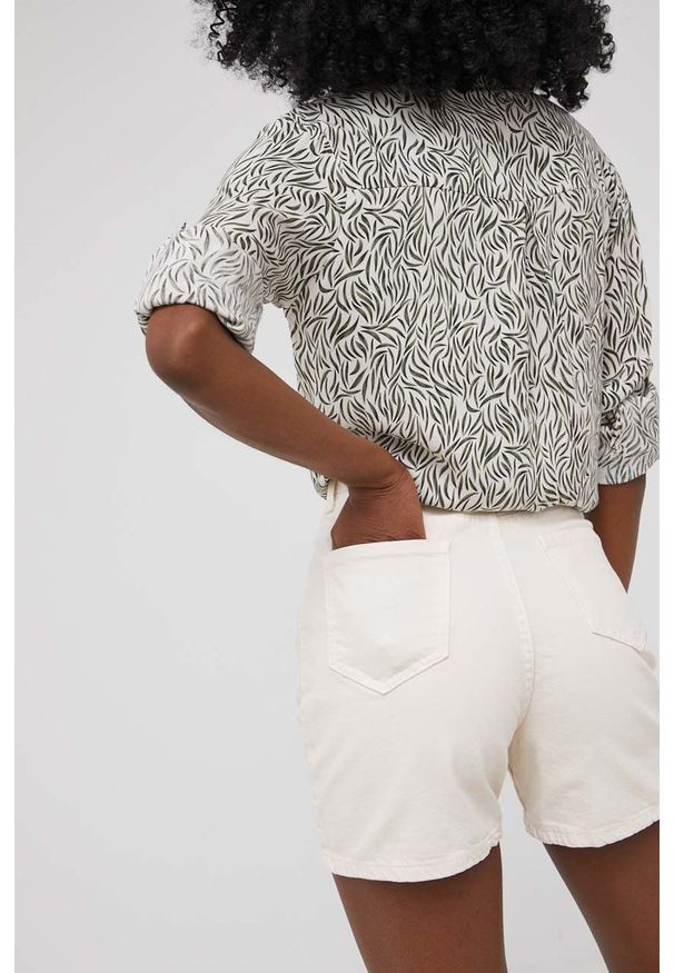 Answear Lab szorty jeansowe damskie kolor beżowy gładkie high waist. Okazja: na co dzień. Stan: podwyższony. Kolor: beżowy. Materiał: jeans. Wzór: gładki. Styl: wakacyjny