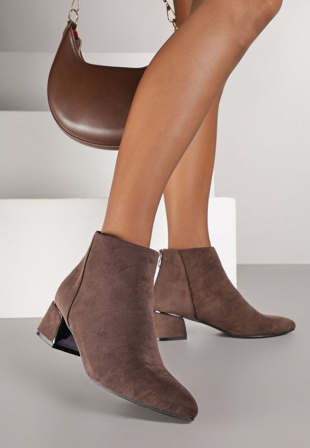 Renee - Brązowe Botki Vices na Słupku o Geometrycznym Kształcie Ferrriva. Okazja: na co dzień. Kolor: brązowy. Wzór: geometria. Obcas: na słupku. Styl: casual, elegancki. Wysokość obcasa: średni