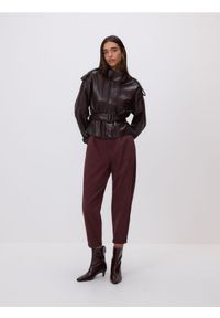 Reserved - Jeansy paperbag z paskiem - mahoniowy. Kolor: brązowy
