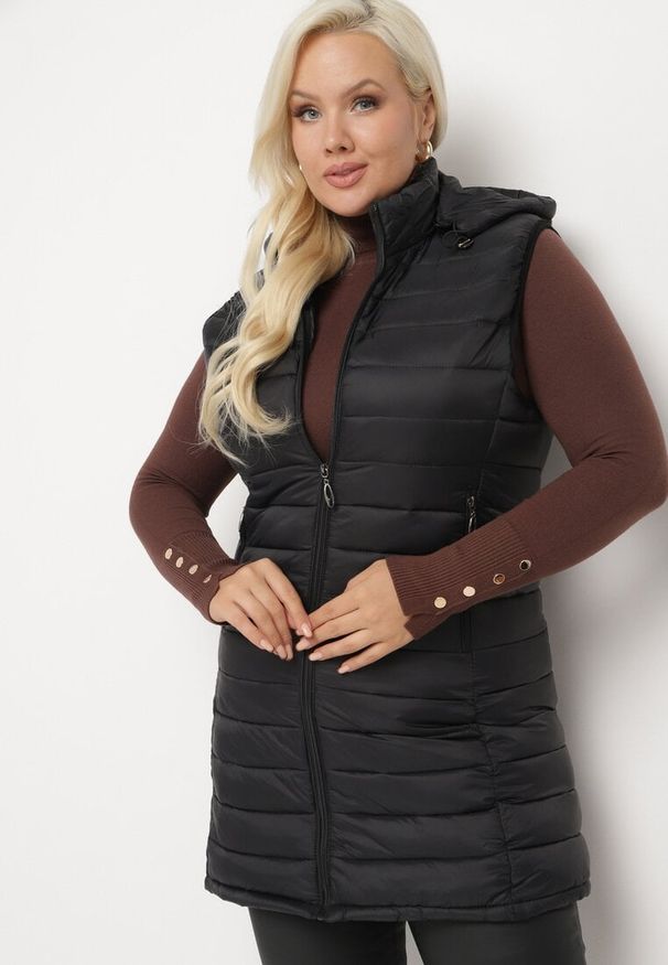 Born2be - Czarna Pikowana Kamizelka z Odpinanym Kapturem o Taliowanym Kroju Tinvalia. Okazja: na co dzień. Kolekcja: plus size. Kolor: czarny. Materiał: jeans. Styl: klasyczny, casual