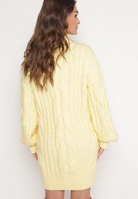 Born2be - Żółty Luźny Sweter w Warkoczykowy Splot Sentlia. Kolor: żółty. Wzór: ze splotem. Sezon: jesień, zima #4