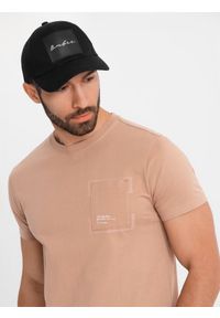 Ombre Clothing - Bawełniany męski t-shirt z nadrukiem na kieszonce – jasnobrązowy V7 OM-TSPT-0154 - XXL. Okazja: na co dzień. Kolor: brązowy. Materiał: bawełna. Wzór: nadruk. Styl: casual