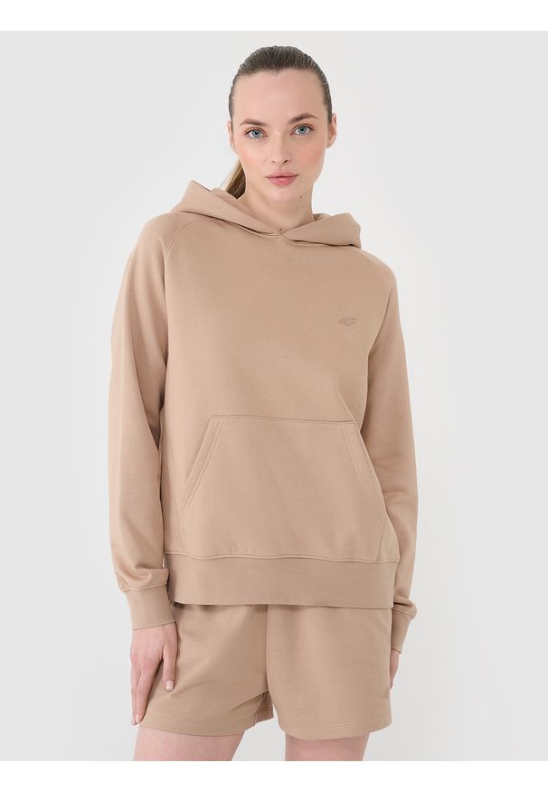 4f - 4F Bluza dresowa nierozpinana z kapturem damska - beżowa S. Okazja: na co dzień. Typ kołnierza: kaptur. Kolor: beżowy. Materiał: dresówka. Długość rękawa: raglanowy rękaw. Wzór: ze splotem, gładki. Styl: casual, sportowy