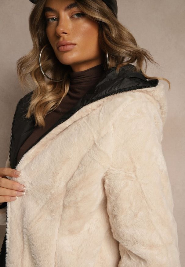 Renee - Czarno-Beżowa Dwustronna Kurtka z Kapturem Pikowanymi Przeszyciami i Futerkiem Rossalea. Typ kołnierza: kaptur. Kolor: czarny. Materiał: futro