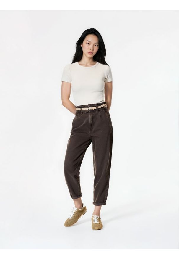 Reserved - Jeansy paperbag z paskiem - brązowy. Kolor: brązowy